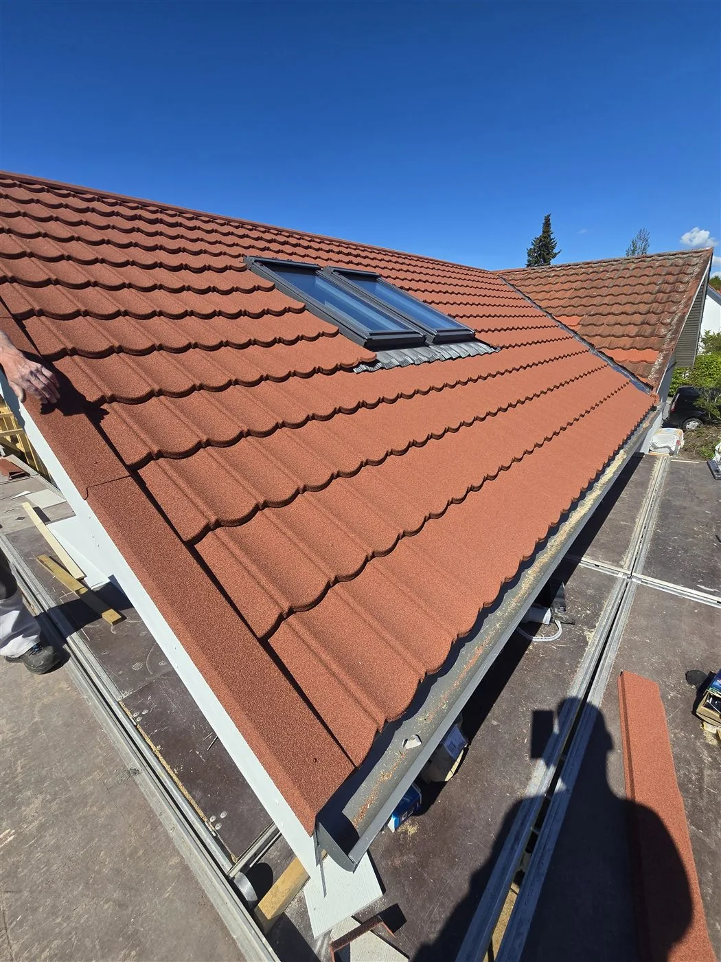 Røde betontegl med ovenlys