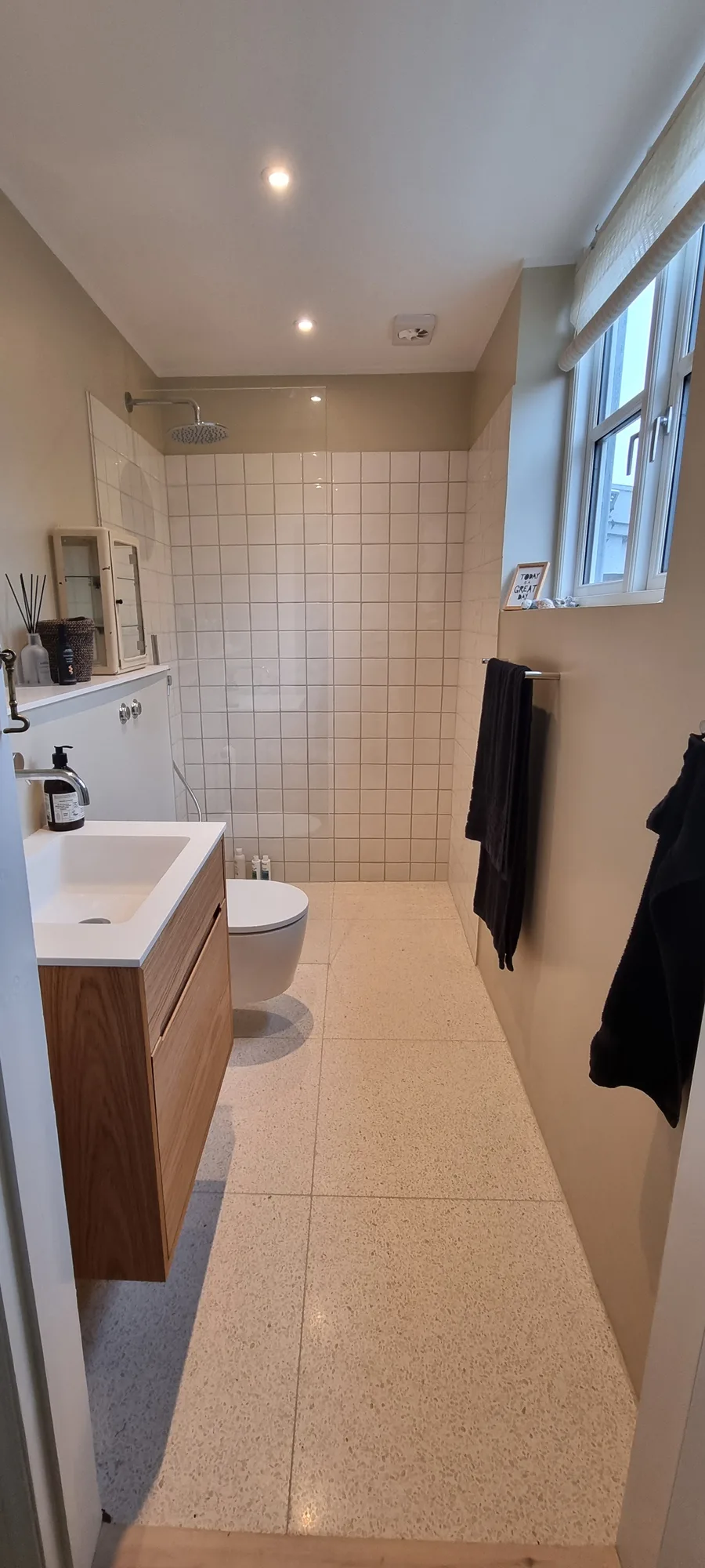 Badeværelse med moderne vask